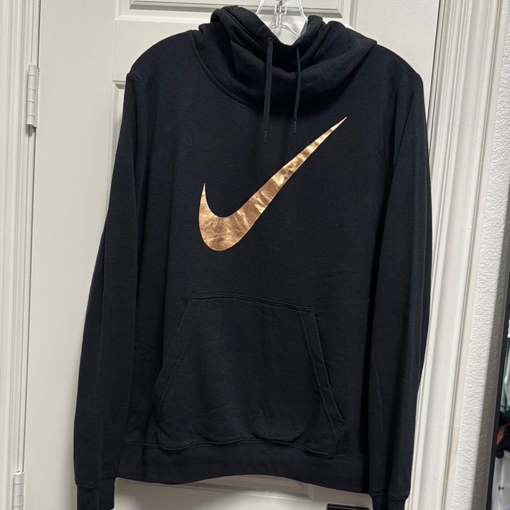 gently used. Nike Black and Gold Sweater size XL